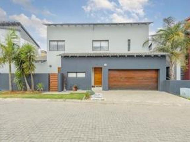 luxury 3 bedroom to rent in craigavo.