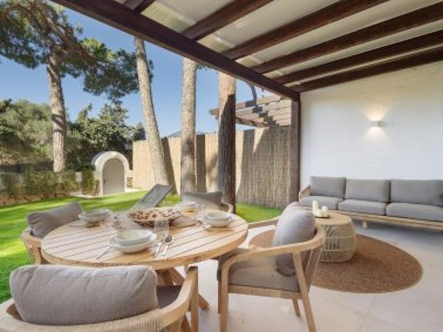Luxury 2 bedroom golf apartment Nueva Andalucía with private garden and communal pool