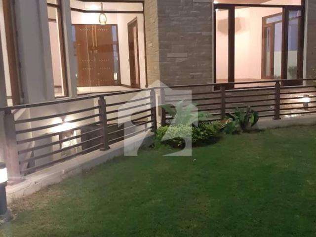 LUXURY 7 BEDROOM BUNGALOW FOR SALE DEFENCE, Phase 8 Plot Area: 1000 Sq Yards | Built Up: 9000 Sqft | Age: 5 Years