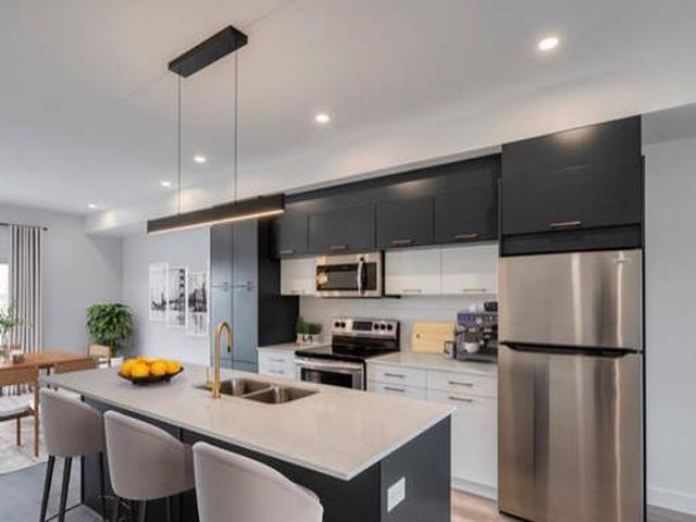 Luxury 4 Bedroom Townhouse with Garage Yard
