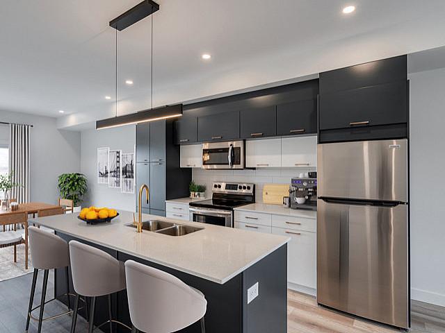 Luxury 4 Bedroom Townhouse With Garage & Yard