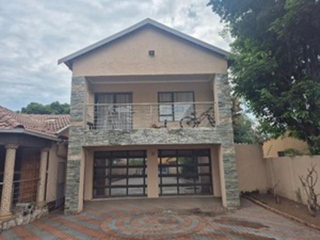 Luxury 4 bedroom with x3 flatlet R15000 Rental income
