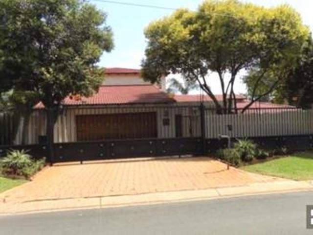 luxury 5 bedroom executive home to r.