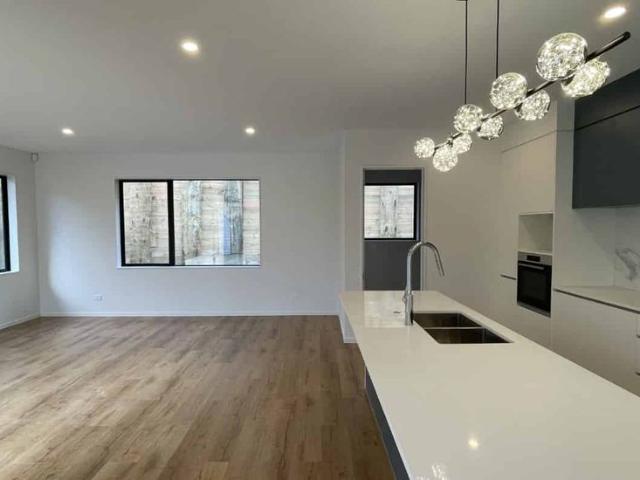 Luxury 5 Bedroom, 3 Bathroom House in Orewa