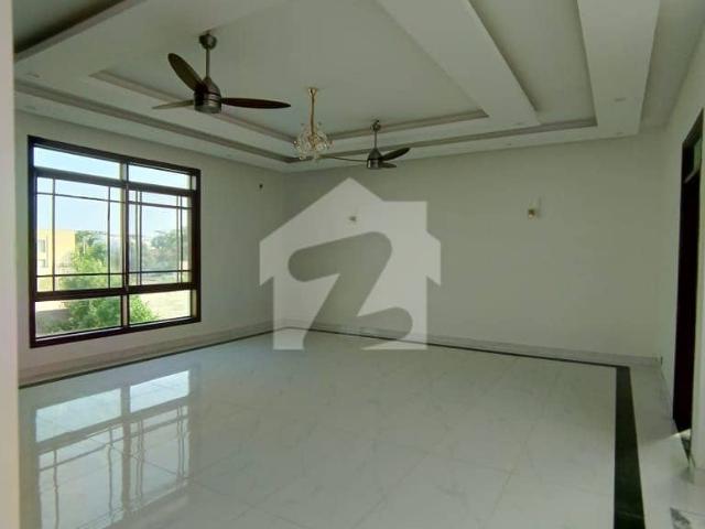 Luxury 666 Yds Bungalow For Sale DHA Phase 8