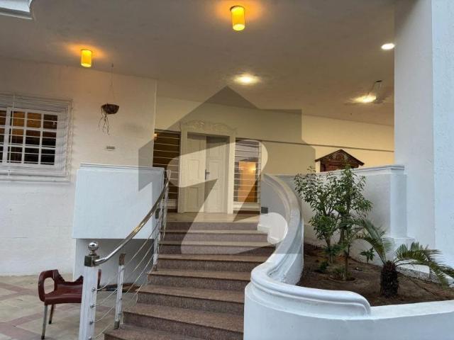 Luxury corner bungalow for rent khayaban e mujahid dha phase 5