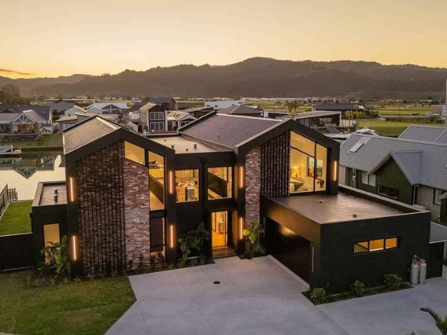 Luxury Canal Front Home Fully Furnished