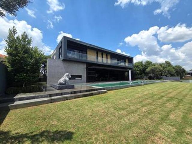luxury canal side living in the isla.