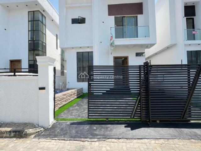 Luxury Built Five Bedroom Detached House With Bq Swimming Pool