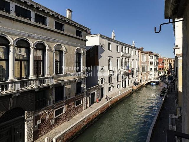 Luxury design apartment for rent in Accademia