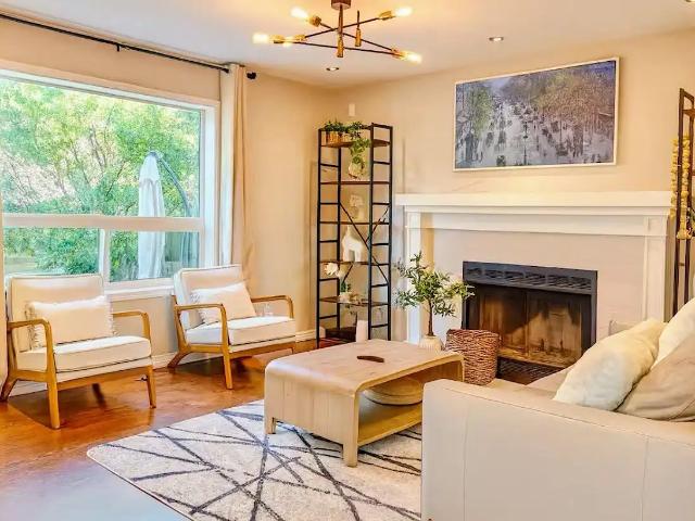 LUXURY FAMILY HOME FULLY FURNISHED DOUBLE GARAGE FENCED YARD