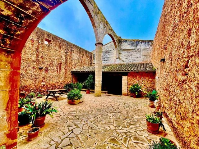 Luxury Farmhouse for rent in Campos, Spain