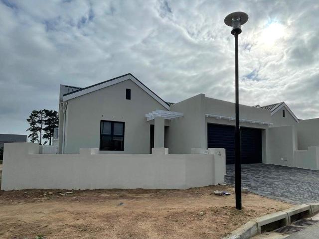 Luxury Living with Investment Potential in Somerset Lakes from R2,800,000 to R4,860,000