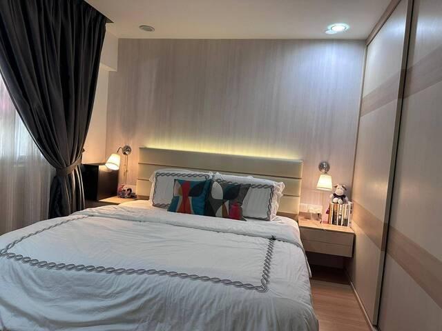 Luxury Master Bedroom – Executive Maisonette Near Lakeside MRT