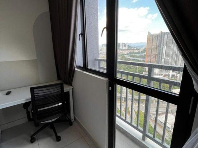 Luxury master room @ majestic maxim, cheras female only
