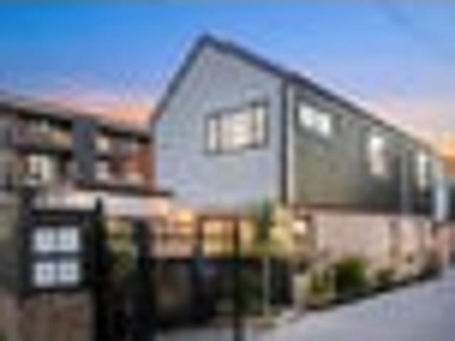 Luxury Style, Standalone & Freehold Living Bliss!