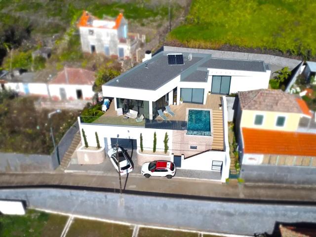 LUXURY PROPERTIE Moradia Contemporânea T3 – Arco da Calheta | Primeira Linha do Mar