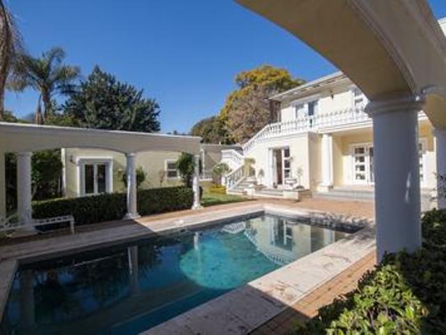 luxury well furnished executive apar.