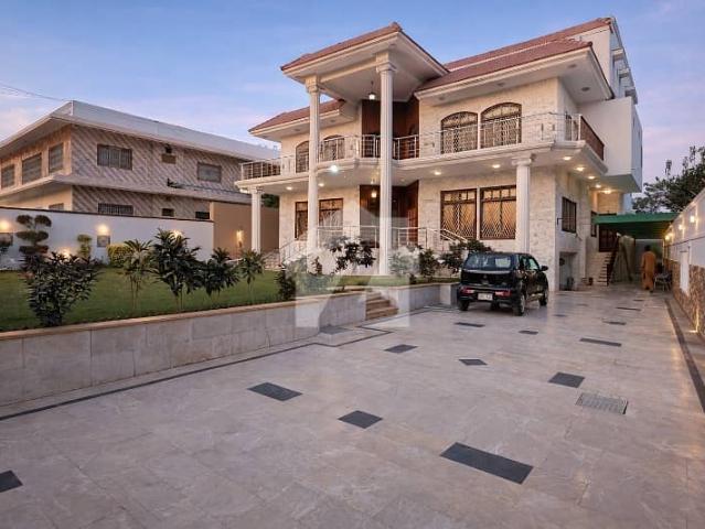 Luxury White House In Best Location Of Gulshan E Iqbal Block 7