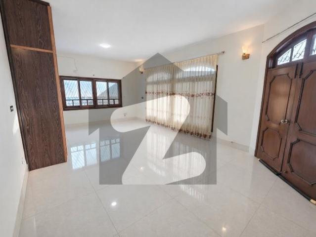 Luxury White House In Best Location Of Gulshan e Iqbal Block 7