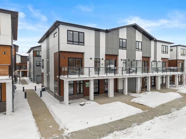 Luxury Townhouse for Rent — 3 Bed+Den in Desirable West Springs