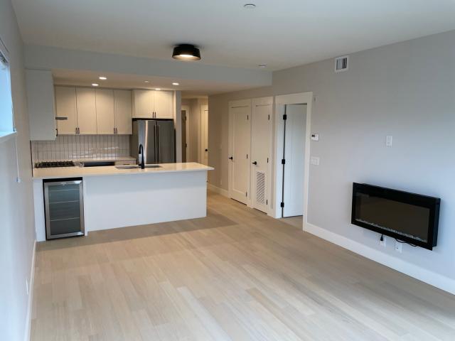 Luxury Top Floor Corner Unit 1 bed, 1 bath + DEN