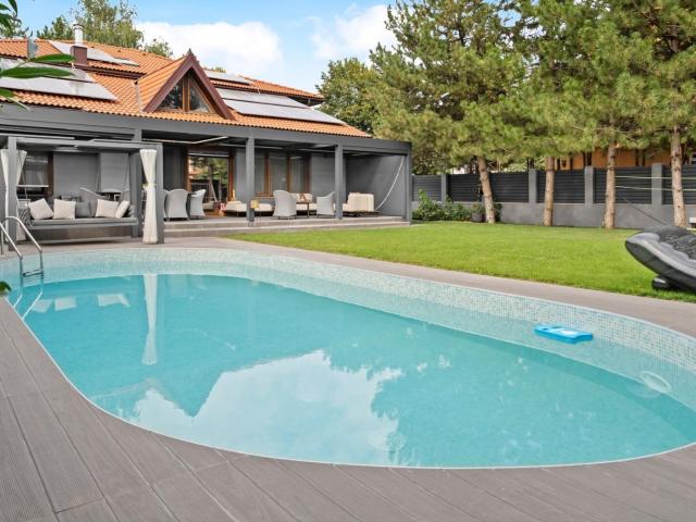 luxury villa with swimming pool, generous yard, iancu nicolae area