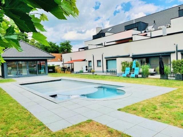 Luxe appartement met gem. zwembad te koop te Genk, 2 slpks!