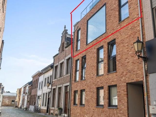 Luxe duplexappartement te huur in het hart van Maaseik, met lift, 2 slaapkamers en 2 terrassen