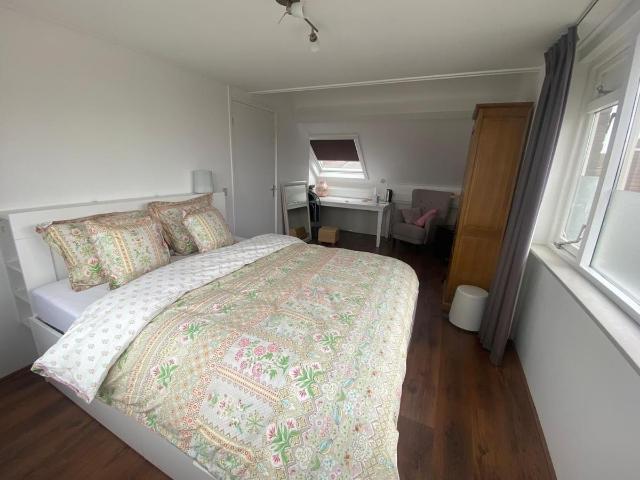 Luxe en ruime zolderkamer