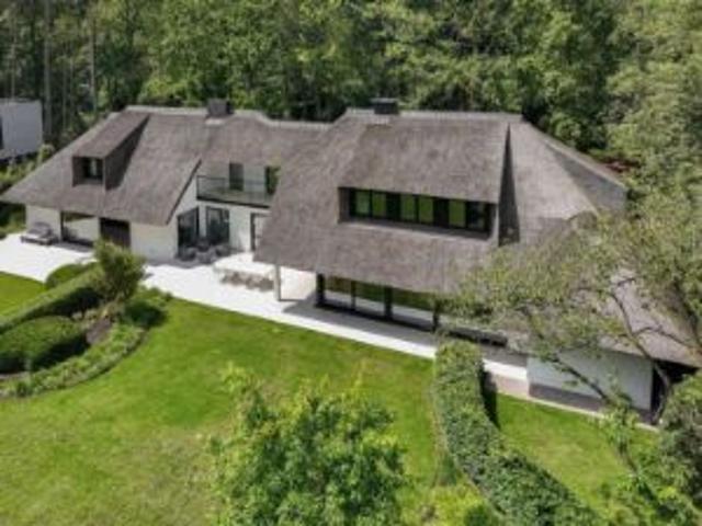 Luxe gerenoveerde villa met binnenzwembad op een topligging!