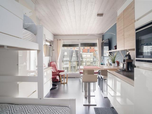 Luxe, gerenoveerde studio met zeezicht op toplocatie!