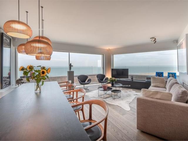 Luxe hoekappartement met panoramisch zeezicht en royale terrassen