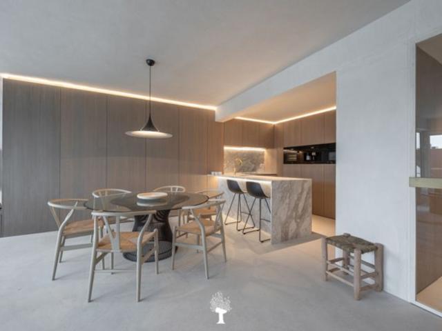 Luxe renovatie met open zicht op de minigolf.