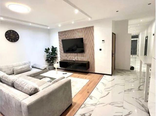 Luxe 2 slaapkamer appartement met parking en groot terras