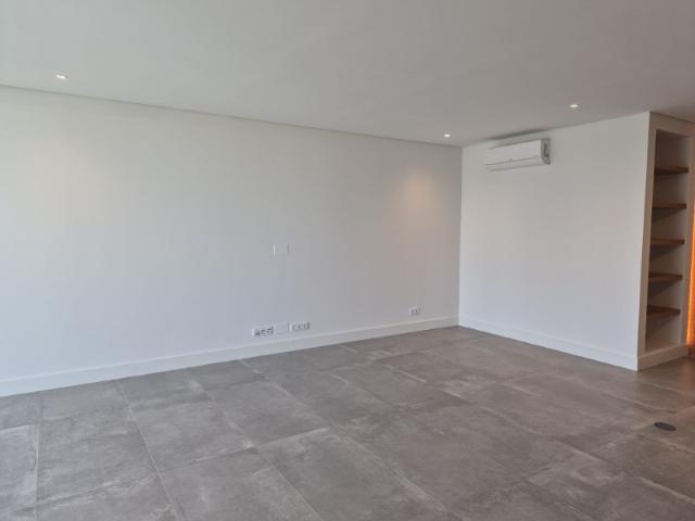 Luxo e Conforto a 3 Min da Praia: T1 e T2 Mobilados com Garagem Quarteira Anual