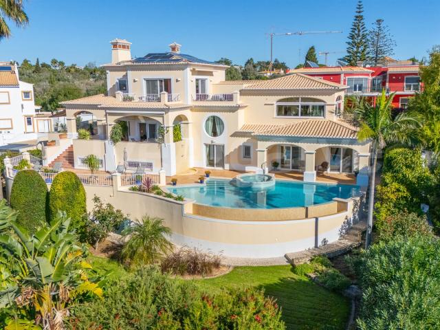 Luxo | Impressionante Moradia T4+1 com Perspetivas do Oceano. 369m² Luz