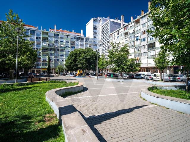 Luz, Conforto e Centralidade: T2 Remodelado no Coração da Damaia