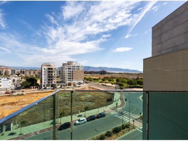 Luz y exclusividad en Vega de Acá: Vivienda con terraza, piscina y garaje