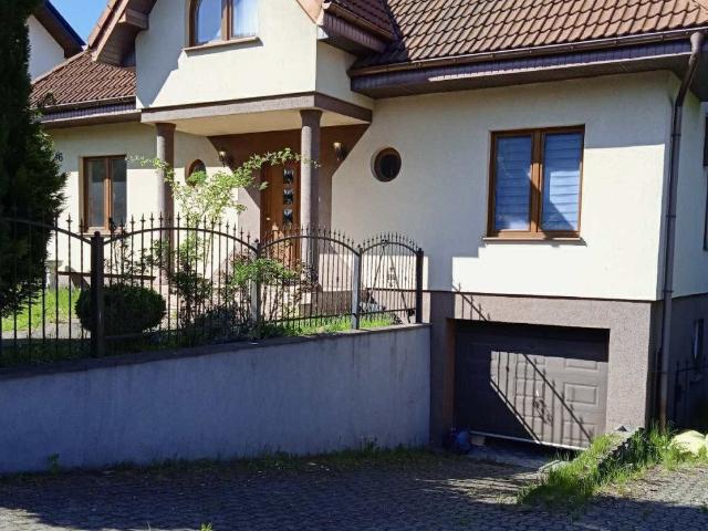 Przestronny dom 6 pokoi z podpiwniczeniem i niezależnym wejściem