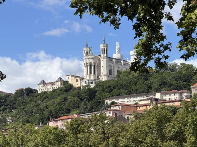 LYON 1 QUAI DE LA PÊCHERIE VUE EXCEPTIONNELLE SUR LA SAÔNE ET FOURVIÈRE