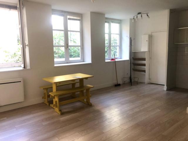 LYON 1er CHARTREUX. T2 de 37,55m2 au calme