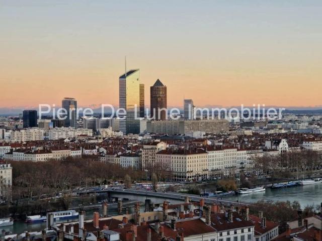 LYON 1ER DERNIER ÉTAGE ASCENSEUR 90 M² UTILES VUE EXCEPTIONNELLE