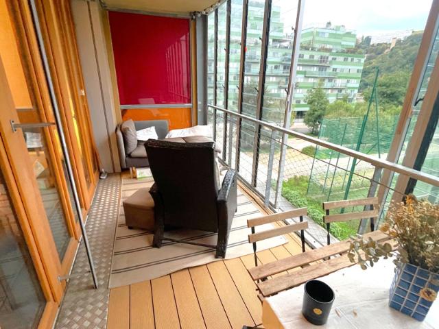 LYON 2 Confluence: T2 avec terrasse et parking PMR en opti