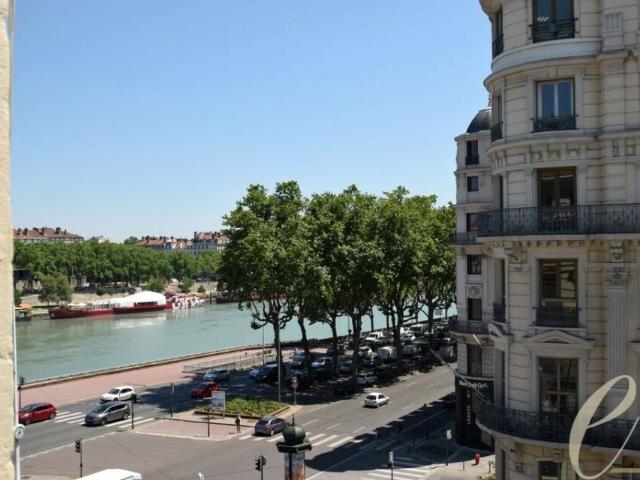 Lyon 2ème Place des Cordeliers – Appartement d’exception T2 meublé de 55 m² avec vue dégagée sur le Rhône