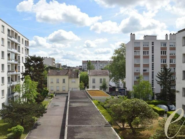 LYON 3EME Rue Feuillat – Appartement T3 traversant de 70 m² avec garage et cave en sous sol