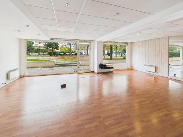 LYON 69003 Rue Rebatel A vendre Bureaux professionnels en RDC 162m2 + 1 box pkg + 3 places pkg