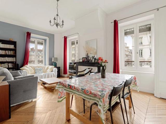 LYON 6, DERNIER ETAGE, 77.02m²