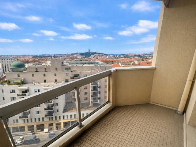 LYON 6 RESIDENCE SERVICES SENIORS VENTE STUDIO 33M2 AVEC BALCON ETAGE ELEVE VUE PANORAMIQUE FOURVIERE