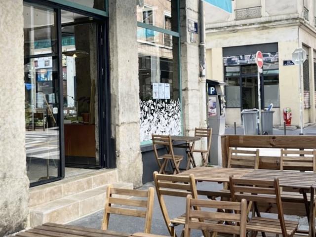 LYON 7 ANGLE RUE PASTEUR/RUE DE BONALD MURS COMMERCIAUX 122M2 A VENDRE LOUES